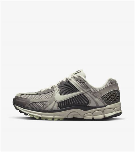 nike zoom vomero 5 women's.